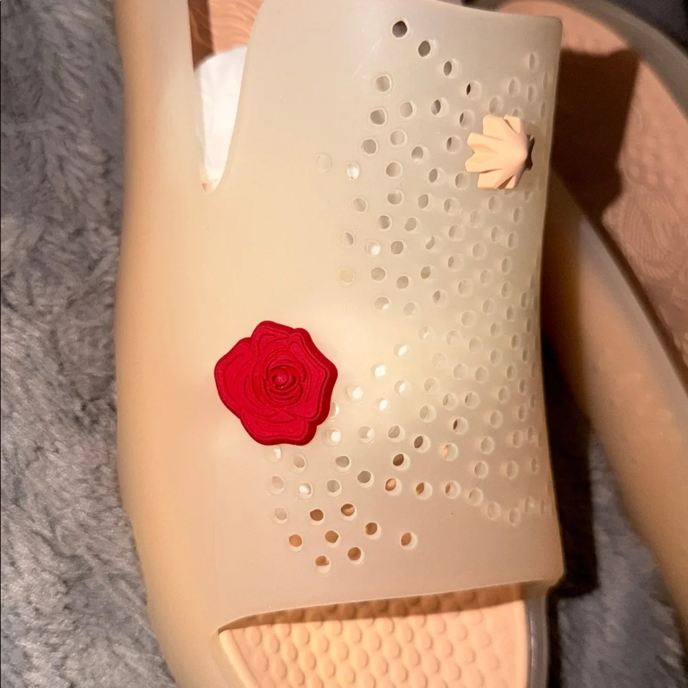 Burberry stingray sandals brand new w/ tags size 40 US size 9 marshmallow color - Picture 8 of 9